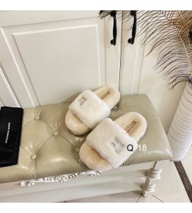 Damskie beżowe puszyste klapki Alexander Wang